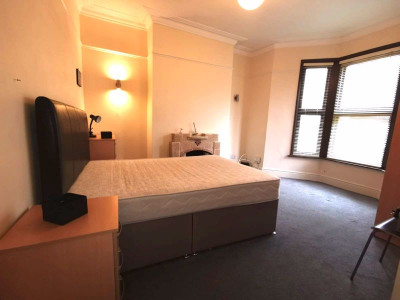 TO LET  Bristol