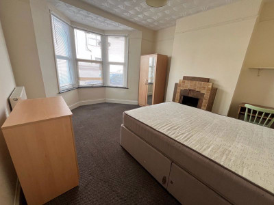 TO LET  Bristol